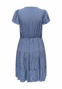 Robe bleue à manches courtes avec des motifs en forme de cœur blancs, taille élastique et jupe à volants en tiered, présentée de dos sur fond blanc.