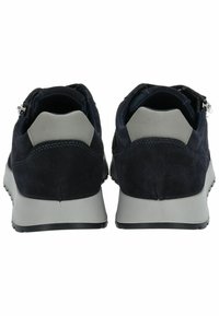 Sneakers in suede di un blu scuro, con un tacco grigio e una suola bianca a contrasto. Presentano un dettaglio con cerniera sul tallone per una facile vestibilità.