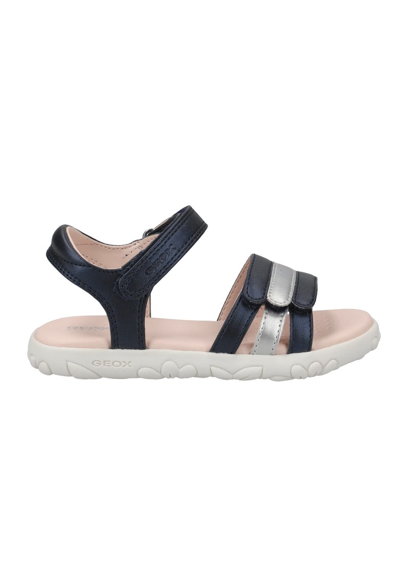 Sandalias de cuero marino con acentos plateados, tres correas ajustables, plantilla acolchada rosa y suela de goma blanca con patrones florales.