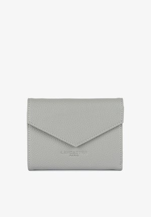 Portafoglio in pelle grigia con finitura texture, caratterizzato da una linguetta a busta e con un marchio in rilievo sul davanti. Forma rettangolare compatta.