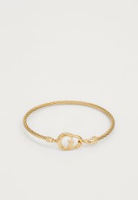 Gouden armband met een gedraaid touwontwerp, een karabijnsluiting en een prominent "G" accent. Glad afwerkings met een subtiele textuur.