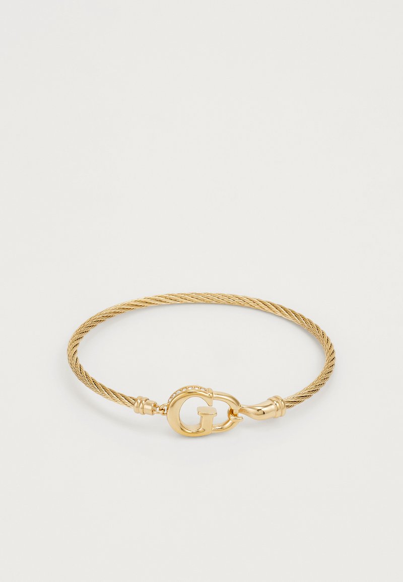 Gouden armband met een gedraaid touwontwerp, een karabijnsluiting en een prominent "G" accent. Glad afwerkings met een subtiele textuur.