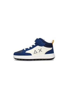 Sneaker alte con una combinazione di colori blu navy e bianco, in materiali scamosciati e sintetici, con una chiusura a strappo e accenti di logo geometrico.