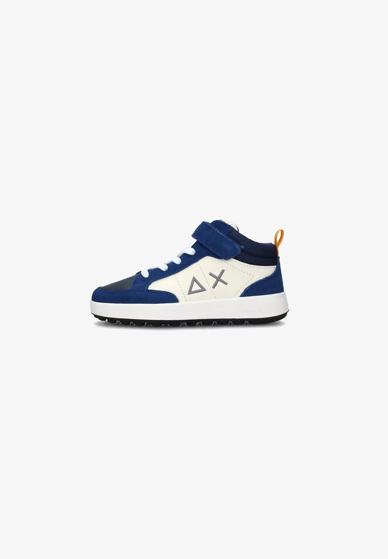 Sneaker alte con una combinazione di colori blu navy e bianco, in materiali scamosciati e sintetici, con una chiusura a strappo e accenti di logo geometrico.