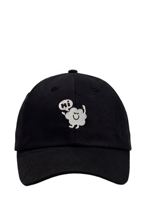 Czarna czapka bejsbolowa z małą białą haftowaną postacią uśmiechniętej chmurki, która macha i mówi "Cześć" na przednim panelu.