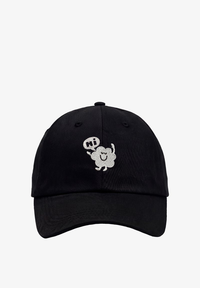 Czarna czapka bejsbolowa z małą białą haftowaną postacią uśmiechniętej chmurki, która macha i mówi "Cześć" na przednim panelu.