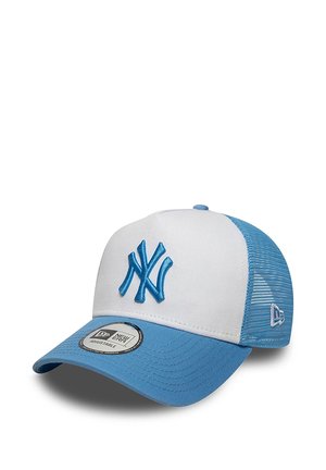 Casquette de baseball blanche et bleue ajustable avec broderie du logo NY en bleu et panneau arrière en mesh, étiquette de la marque New Era sur la visière.