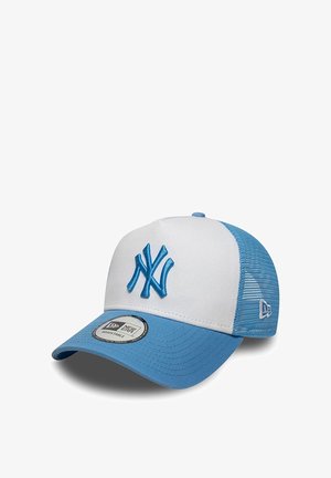 Weiß-blaue verstellbare Baseballkappe mit blauem NY-Logo-Stick und Netzrückenteil, New Era Markenlabel am Schirm.