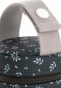 Bolsa redonda de tela negra con patrón de hojas azul claro, asa de pana gris y cierre de cremallera. Superficie texturizada con costuras visibles.