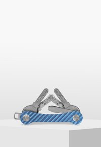 Multiverktyg med ett handtag i kolfiberstruktur i blått och verktyg i rostfritt stål, med flera blad- och skruvmejselalternativ.