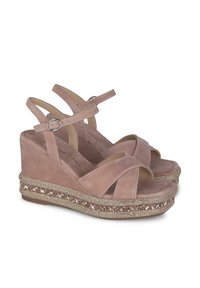 Sandali a platfoma in suede rosa chiaro con cinturini incrociati, fibbia alla caviglia regolabile e dettagli lavorati a treccia sul platò.