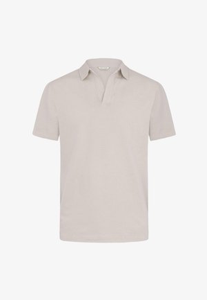 Hellbeiges Poloshirt mit kurzen Ärmeln, offenem Kragen und ohne Knöpfe, mit weicher Stoffstruktur und einem kleinen Markenetikett innen am Halsausschnitt.