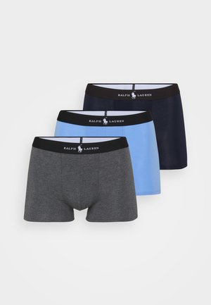 Drei Paar Boxershorts mit elastischen Taillenbändern. Die Farben umfassen Dunkelgrau, Hellblau und Marineblau. Das Taillenband verfügt über das "Ralph Lauren"-Logo.