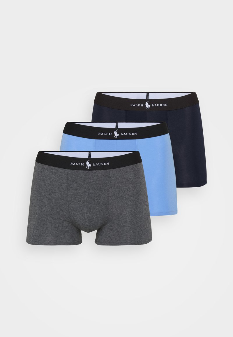 Drie paar boxershorts met een elastische tailleband. Kleuren zijn donkergrijs, lichtblauw en marineblauw. Voorzien van het "Ralph Lauren" logo op de tailleband.