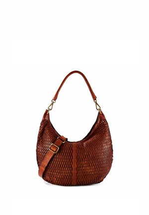 Bolso de mano de cuero marrón con textura tejida, correa de hombro ajustable y asa corta, mostrado sobre un fondo blanco liso.