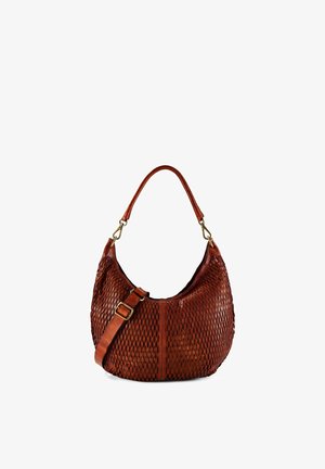 Bolso de mano de cuero marrón con textura tejida, correa de hombro ajustable y asa corta, mostrado sobre un fondo blanco liso.