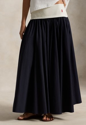 Gonna lunga blu navy realizzata in tessuto leggero, con una larga fascia in vita crema e una texture arricciata, rifinita con un piccolo dettaglio logo.