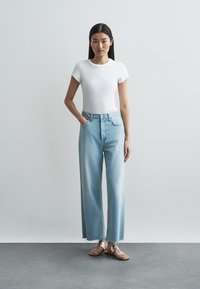 MICHAEL Michael Kors ASHTIN - Sandály s odděleným palcem - pale gold-coloured