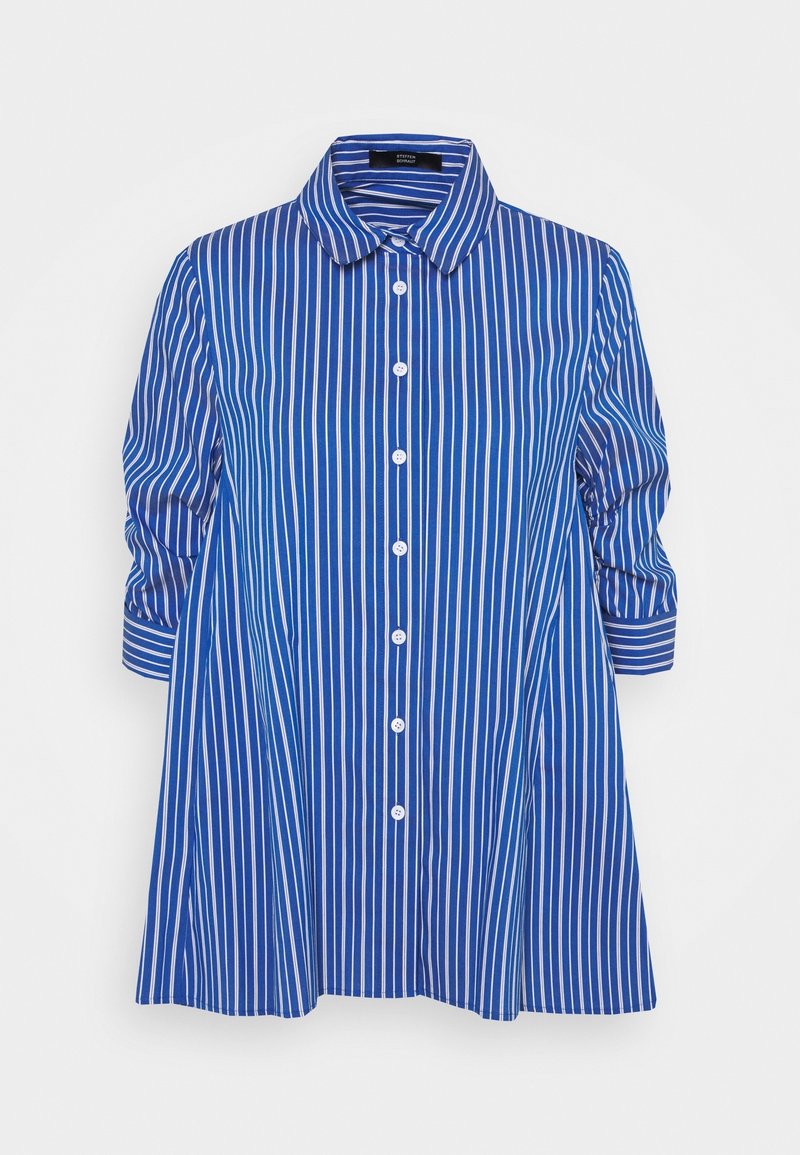 Camicia a righe blu e bianche con colletto, chiusura a bottoni e maniche tre quarti; silhouette svasata con una texture di tessuto morbido.