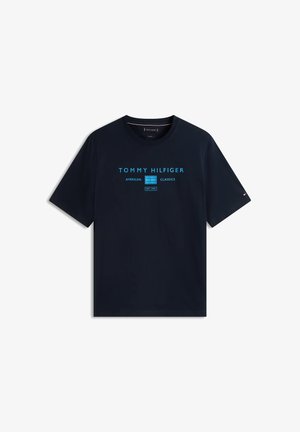 Marineblauw Tommy Hilfiger T-shirt met korte mouwen en lichtblauwe tekst "Tommy Hilfiger American Classics" en logo gecentreerd aan de voorkant.