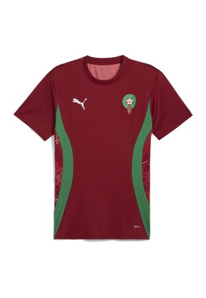 Bordeaux-farvet fodboldtrøje med grønne sidepaneler, Puma-logo på brystet og Marokko-emblem. Lavet af åndbart stof med en tekstureret overflade.