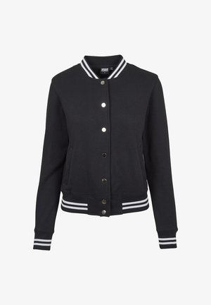 Černá varsity bunda s bílým proužkovaným žebrovaným límcem, manžetami a lemem, předními druky a dvěma bočními kapsami.