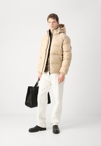 Tommy Jeans ESSENTIAL  - Down jacket - gentle gold