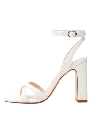 Sandale blanche à talon haut avec bride à la cheville, fermeture à boucle et deux brides avant sur les orteils ouverts, avec un design à talon bloc.