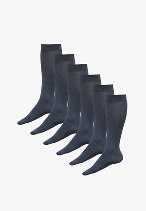 Calzini grigio scuro fino al ginocchio con una trama liscia, caratterizzati da una parte superiore a coste. Sei paia mostrati, che evidenziano un design e un colore coerenti.