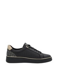 Baskets noires avec une tige texturée, accents dorés et un panneau à motifs au niveau du talon. Présente un design à lacets et une semelle épaisse noire.