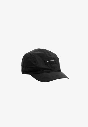 Gorra negra hecha de un tejido ligero. Cuenta con una corona redondeada, visera corta y rígida, y una etiqueta con texto blanco en el panel frontal.