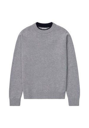 Suéter gris de punto con cuello redondo, puños y dobladillo acanalados. Textura suave, color sólido, diseño casual, ideal para superponer.