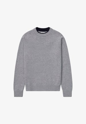 Grå strikket sweater med rund hals, ribbet manchetter og kant. Blød tekstur, ensfarvet, afslappet design, ideel til lagdeling.