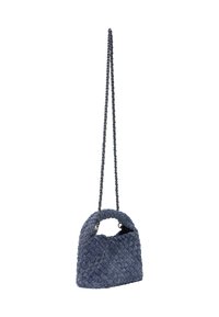 Vävd blå handväska med en rundad topp, ett kort handtag och ett långt flätat band. Strukturerad yta med en asymmetrisk form.