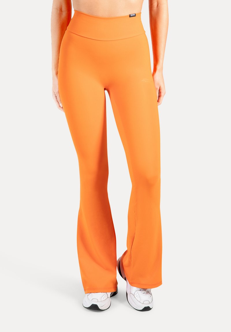 Oranssit korkeavyötäröiset liehuvat leggingsit joustavasta materiaalista, sileällä pinnalla ja hienovaraisella logodetaljilla vyötäröllä.