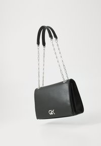 Sac en bandoulière en cuir noir avec chaîne en argent et sangles en cuir, doté d'un accent logo à l'avant et d'une forme rectangulaire structurée.