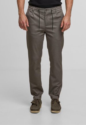 Gestructureerde, bruin geruite broek met een elastische tailleband en twee frontzakken, gecombineerd met donkergroene schoenen.