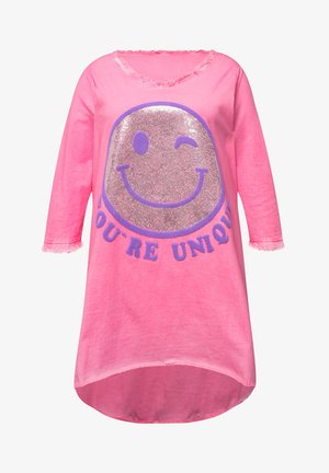 Różowa bluzka z długim rękawem o luźnym fasonie, z brokatowym uśmiechniętym motywem i napisem "JESTEŚ UNIKALNY" w kolorze purpurowym. Szczegóły z surowym brzegiem.