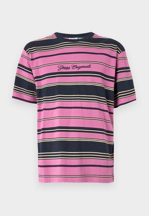 Prúžkované tričko s krátkym rukávom v ružovej a námorníckej modrej farbe, s horizontálnymi pruhmi a vyšívaným logom "Guess Originals" uprostred.