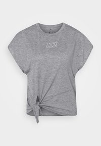 Šedé tričko s krátkým rukávem a uzlem vpředu. Má kulatý výstřih a bílé logo "NIKE" na hrudi. Vyrobeno z měkké tkaniny.