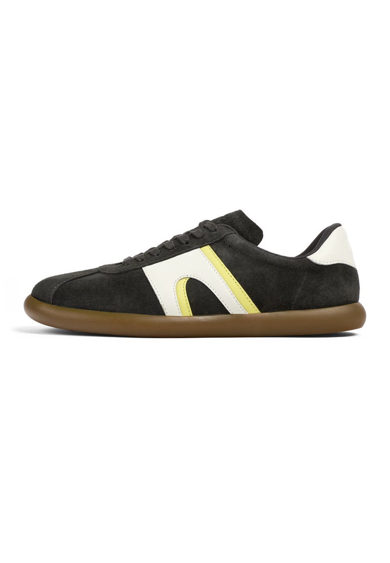 Wildlederschuhe in Dunkelgrau mit weißen und gelben Akzenten. Niedrig geschnittenes Design, runde Zehenpartie und eine flexible braune Sohle. Minimalistischer Stil.