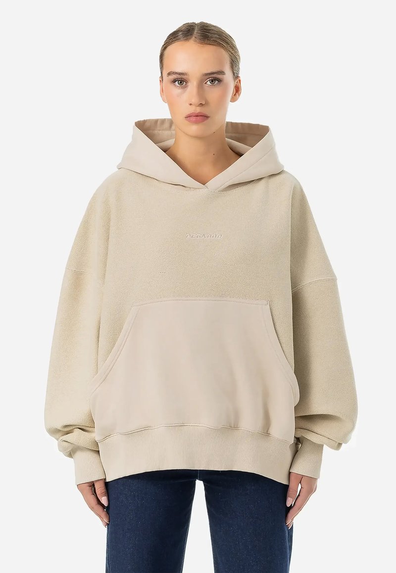 Felpa oversize beige realizzata in tessuto morbido, con tasca frontale, maniche cuffiate e cappuccio con cordino. Dettagli ricamati sottili.