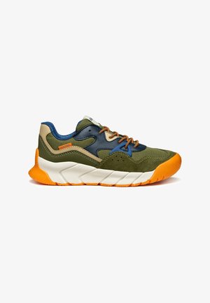 Zapatillas deportivas verdes con acentos en navy y beige, parte superior de tejido texturizado, suela de goma naranja y cordones marrones con detalles de ventilación.