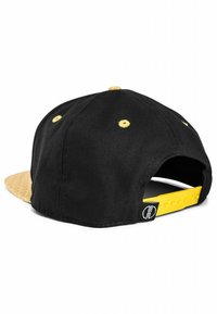 Cappello nero con chiusura a scatto gialla e accenti cuciti. Presenta un motivo giallo testurizzato sul visiera. Cinque fori di ventilazione presenti.