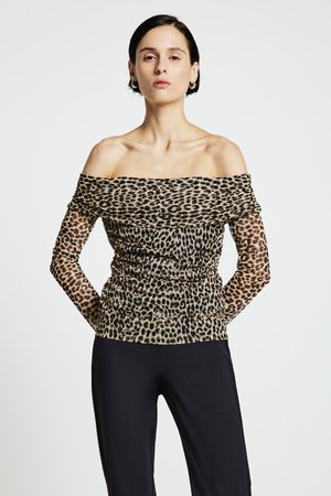Top leopardato con spalle scoperte, maniche lunghe trasparenti, design arricciato, trama del tessuto e pantaloni neri a vita alta.