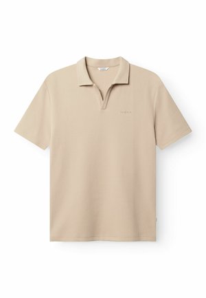 Bézs rövid ujjú galléros póló texturált anyagból, nyitott gallérral és visszafogott márkajelzéssel a bal mellkason.