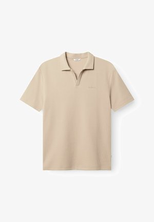 Bézs rövid ujjú galléros póló texturált anyagból, nyitott gallérral és visszafogott márkajelzéssel a bal mellkason.