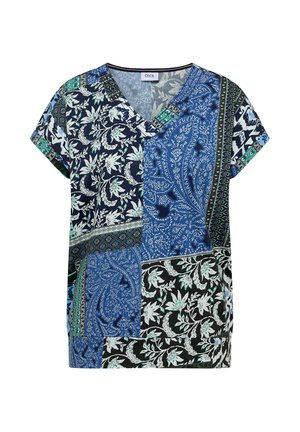 Kort mouw T-shirt met V-hals, voorzien van patchwork van bloem- en paisleypatronen in blauw, zwart, wit en groentinten.