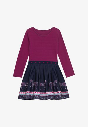 Fioletowa sukienka z długim rękawem z granatową spódnicą ozdobioną wzorami gwiazd oraz kwiatowymi końmi wzdłuż linii brzegu.