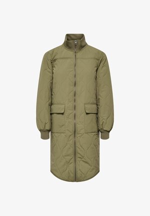 Palton lung matlasat verde măsliniu, cu fermoar frontal complet, guler înalt cu refilet și manșete, și două buzunare frontale cu clapetă.